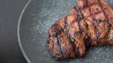 Et, sulu biftek, öğle yemeği için mükemmel pişirilmiş. Izgara biftek, doyurucu bir yemek için et.