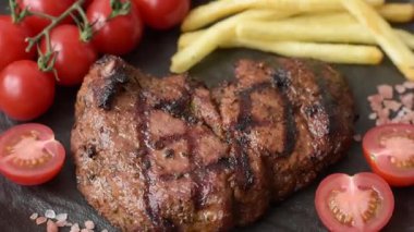 Et, sulu biftek, öğle yemeği için mükemmel pişirilmiş. Izgara biftek, doyurucu bir yemek için et.