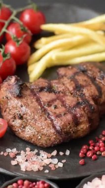 Et, sulu biftek, öğle yemeği için mükemmel pişirilmiş. Izgara biftek, doyurucu bir yemek için et.