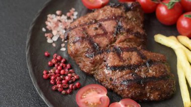 Et, sulu biftek, öğle yemeği için mükemmel pişirilmiş. Izgara biftek, doyurucu bir yemek için et.