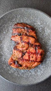 Et, sulu biftek, öğle yemeği için mükemmel pişirilmiş. Izgara biftek, doyurucu bir yemek için et.