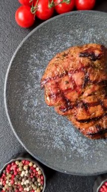 Et, sulu biftek, öğle yemeği için mükemmel pişirilmiş. Izgara biftek, doyurucu bir yemek için et.