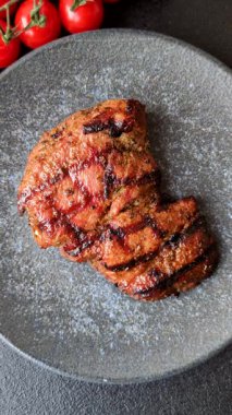 Et, sulu biftek, öğle yemeği için mükemmel pişirilmiş. Izgara biftek, doyurucu bir yemek için et.