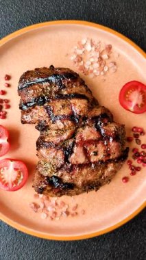 Et, sulu biftek, öğle yemeği için mükemmel pişirilmiş. Izgara biftek, doyurucu bir yemek için et.