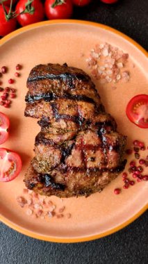 Et, sulu biftek, öğle yemeği için mükemmel pişirilmiş. Izgara biftek, doyurucu bir yemek için et.