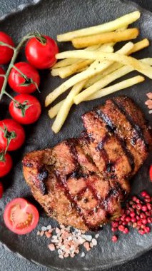 Et, sulu biftek, öğle yemeği için mükemmel pişirilmiş. Izgara biftek, doyurucu bir yemek için et.