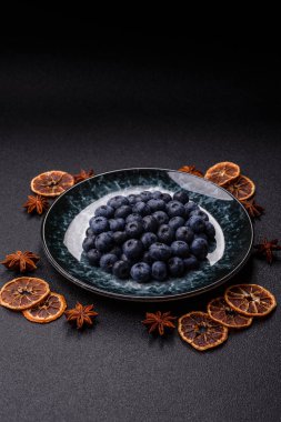 Taze meyve suyu, vitaminli ve mineralli sağlıklı vegan yiyecekler. Tasarımınız için bir arkaplan olarak yabanmersini