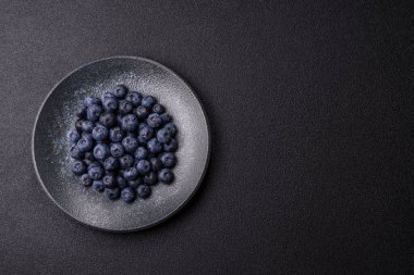 Taze meyve suyu, vitaminli ve mineralli sağlıklı vegan yiyecekler. Tasarımınız için bir arkaplan olarak yabanmersini