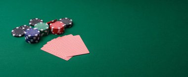 Kumarhanede poker oynuyorum. Fişler, bahisler ve risklerle. Yeşil kartlar ve çipler tasarımınız için arka plan görevi görür