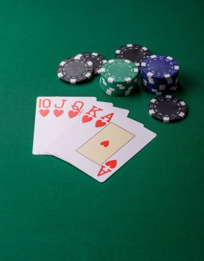 Kumarhanede poker oynuyorum. Fişler, bahisler ve risklerle. Yeşil kartlar ve çipler tasarımınız için arka plan görevi görür