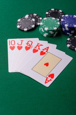 Kumarhanede poker oynuyorum. Fişler, bahisler ve risklerle. Yeşil kartlar ve çipler tasarımınız için arka plan görevi görür