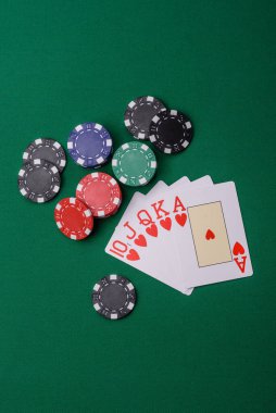 Kumarhanede poker oynuyorum. Fişler, bahisler ve risklerle. Yeşil kartlar ve çipler tasarımınız için arka plan görevi görür