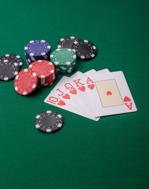 Kumarhanede poker oynuyorum. Fişler, bahisler ve risklerle. Yeşil kartlar ve çipler tasarımınız için arka plan görevi görür