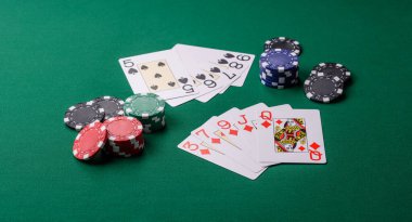 Kumarhanede poker oynuyorum. Fişler, bahisler ve risklerle. Yeşil kartlar ve çipler tasarımınız için arka plan görevi görür