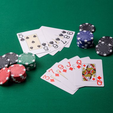 Kumarhanede poker oynuyorum. Fişler, bahisler ve risklerle. Yeşil kartlar ve çipler tasarımınız için arka plan görevi görür