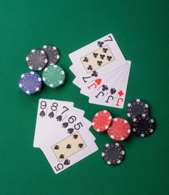 Kumarhanede poker oynuyorum. Fişler, bahisler ve risklerle. Yeşil kartlar ve çipler tasarımınız için arka plan görevi görür