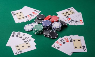 Kumarhanede poker oynuyorum. Fişler, bahisler ve risklerle. Yeşil kartlar ve çipler tasarımınız için arka plan görevi görür