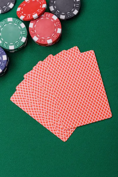 Kumarhanede poker oynuyorum. Fişler, bahisler ve risklerle. Yeşil kartlar ve çipler tasarımınız için arka plan görevi görür