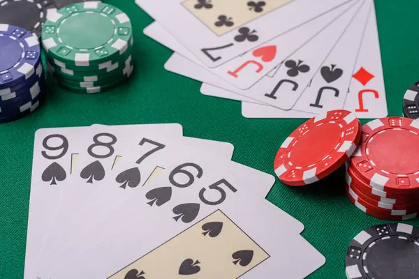 Kumarhanede poker oynuyorum. Fişler, bahisler ve risklerle. Yeşil kartlar ve çipler tasarımınız için arka plan görevi görür