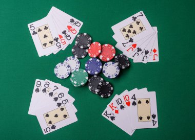 Kumarhanede poker oynuyorum. Fişler, bahisler ve risklerle. Yeşil kartlar ve çipler tasarımınız için arka plan görevi görür