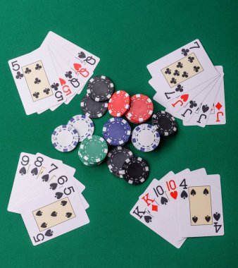 Kumarhanede poker oynuyorum. Fişler, bahisler ve risklerle. Yeşil kartlar ve çipler tasarımınız için arka plan görevi görür