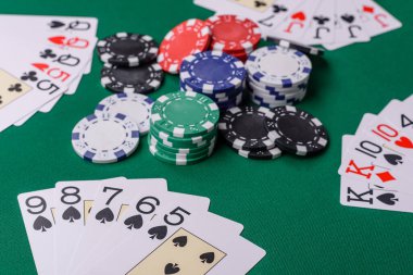 Kumarhanede poker oynuyorum. Fişler, bahisler ve risklerle. Yeşil kartlar ve çipler tasarımınız için arka plan görevi görür