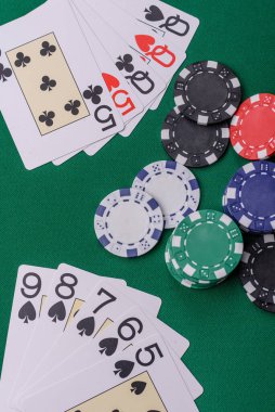 Kumarhanede poker oynuyorum. Fişler, bahisler ve risklerle. Yeşil kartlar ve çipler tasarımınız için arka plan görevi görür