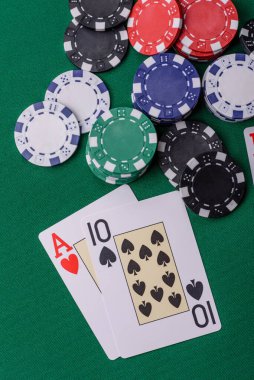 Kumarhanede kumar oynamak, kumar oynamak, kumar oynamak ve risk almak. Yeşil kartlar ve çipler tasarımınız için arka plan görevi görür