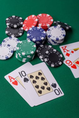 Kumarhanede kumar oynamak, kumar oynamak, kumar oynamak ve risk almak. Yeşil kartlar ve çipler tasarımınız için arka plan görevi görür
