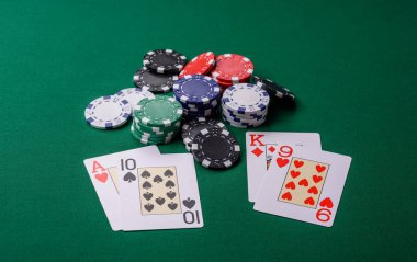 Kumarhanede kumar oynamak, kumar oynamak, kumar oynamak ve risk almak. Yeşil kartlar ve çipler tasarımınız için arka plan görevi görür