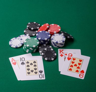 Kumarhanede kumar oynamak, kumar oynamak, kumar oynamak ve risk almak. Yeşil kartlar ve çipler tasarımınız için arka plan görevi görür