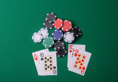 Kumarhanede kumar oynamak, kumar oynamak, kumar oynamak ve risk almak. Yeşil kartlar ve çipler tasarımınız için arka plan görevi görür