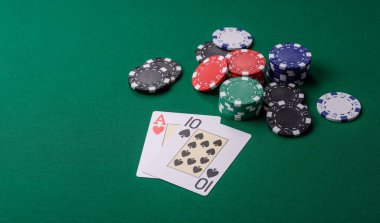 Kumarhanede kumar oynamak, kumar oynamak, kumar oynamak ve risk almak. Yeşil kartlar ve çipler tasarımınız için arka plan görevi görür