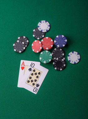 Kumarhanede kumar oynamak, kumar oynamak, kumar oynamak ve risk almak. Yeşil kartlar ve çipler tasarımınız için arka plan görevi görür