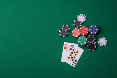 Kumarhanede kumar oynamak, kumar oynamak, kumar oynamak ve risk almak. Yeşil kartlar ve çipler tasarımınız için arka plan görevi görür