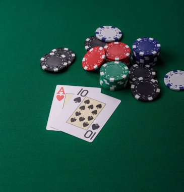 Kumarhanede kumar oynamak, kumar oynamak, kumar oynamak ve risk almak. Yeşil kartlar ve çipler tasarımınız için arka plan görevi görür