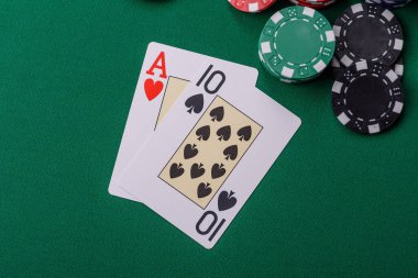 Kumarhanede kumar oynamak, kumar oynamak, kumar oynamak ve risk almak. Yeşil kartlar ve çipler tasarımınız için arka plan görevi görür