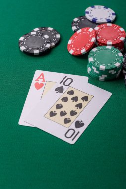 Kumarhanede kumar oynamak, kumar oynamak, kumar oynamak ve risk almak. Yeşil kartlar ve çipler tasarımınız için arka plan görevi görür