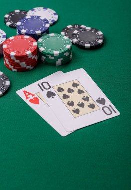 Kumarhanede kumar oynamak, kumar oynamak, kumar oynamak ve risk almak. Yeşil kartlar ve çipler tasarımınız için arka plan görevi görür