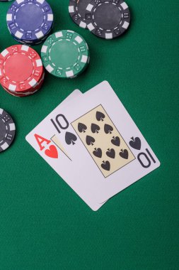 Kumarhanede kumar oynamak, kumar oynamak, kumar oynamak ve risk almak. Yeşil kartlar ve çipler tasarımınız için arka plan görevi görür