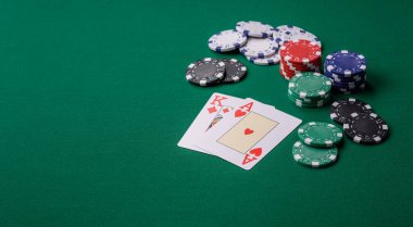 Kumarhanede kumar oynamak, kumar oynamak, kumar oynamak ve risk almak. Yeşil kartlar ve çipler tasarımınız için arka plan görevi görür