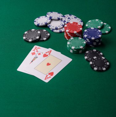 Kumarhanede kumar oynamak, kumar oynamak, kumar oynamak ve risk almak. Yeşil kartlar ve çipler tasarımınız için arka plan görevi görür