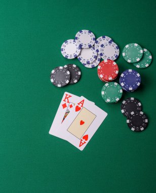 Kumarhanede kumar oynamak, kumar oynamak, kumar oynamak ve risk almak. Yeşil kartlar ve çipler tasarımınız için arka plan görevi görür