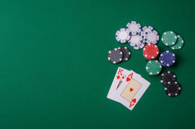 Kumarhanede kumar oynamak, kumar oynamak, kumar oynamak ve risk almak. Yeşil kartlar ve çipler tasarımınız için arka plan görevi görür