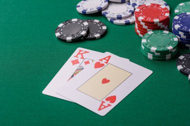 Kumarhanede kumar oynamak, kumar oynamak, kumar oynamak ve risk almak. Yeşil kartlar ve çipler tasarımınız için arka plan görevi görür