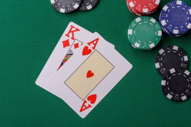 Kumarhanede kumar oynamak, kumar oynamak, kumar oynamak ve risk almak. Yeşil kartlar ve çipler tasarımınız için arka plan görevi görür