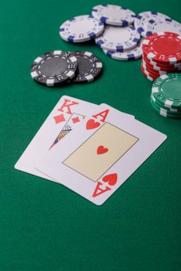 Kumarhanede kumar oynamak, kumar oynamak, kumar oynamak ve risk almak. Yeşil kartlar ve çipler tasarımınız için arka plan görevi görür