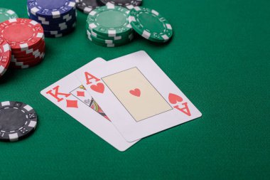 Kumarhanede kumar oynamak, kumar oynamak, kumar oynamak ve risk almak. Yeşil kartlar ve çipler tasarımınız için arka plan görevi görür