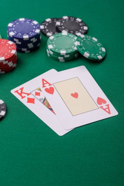 Kumarhanede kumar oynamak, kumar oynamak, kumar oynamak ve risk almak. Yeşil kartlar ve çipler tasarımınız için arka plan görevi görür