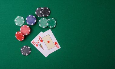 Kumarhanede kumar oynamak, kumar oynamak, kumar oynamak ve risk almak. Yeşil kartlar ve çipler tasarımınız için arka plan görevi görür